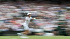 Petenis Inggris Raya, Andy Murray saat mengembaikan bola ke arah lawannya dari Kazakhstan, Alexander Bublik pada babak pertama Wimbledon 2017 di The All England Lawn Tennis Club, Wimbledon, London, (3/7/2017). AFP/Adrian Dennis)