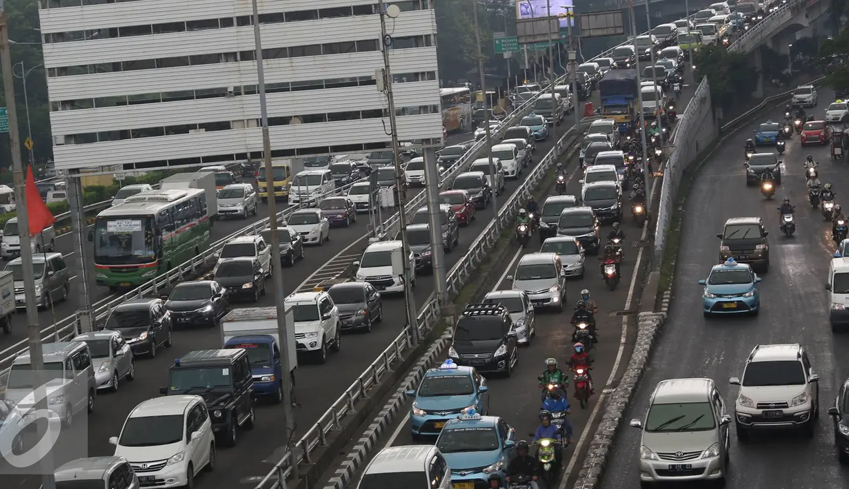 Kendaraan terjebak kemacetan di Jalan Gatot Subroto dan tol dalam kota, Jakarta, Selasa (30/8). (Liputan6.com/Immanuel Antonius)