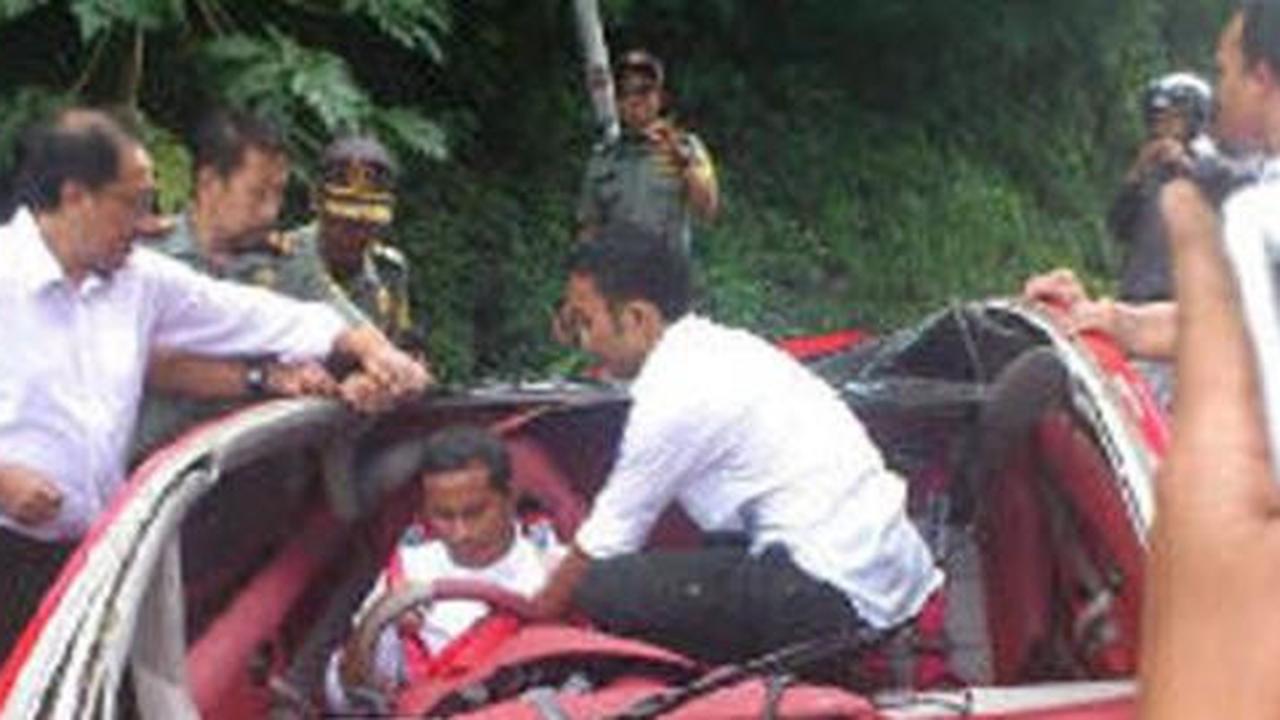 Usai kecelakaan, Dahlan Iskan dibawa ke pesantren