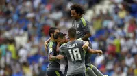 Pemain Real Madrid merayakan gol keempat ke gawang Espanyol yang dicetak Cristiano Ronaldo dalam lanjutan La Liga Spanyol di Stadion Cornella El Prat, Espanyol. Sabtu (12/9/2015). (AFP Photo/Lluis Gene)