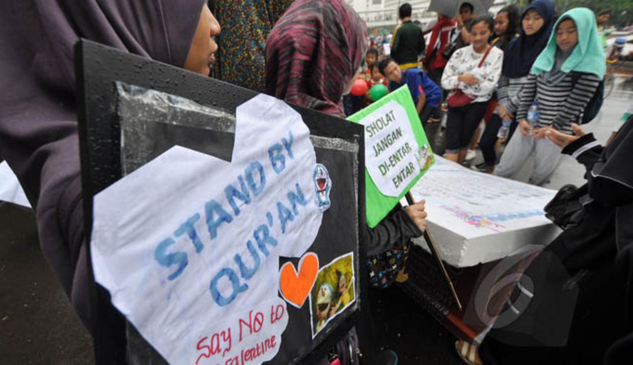 Aksi menolak peringatan Hari Valentine saat Car Free Day di Bundaran HI, Jakarta, Minggu (8/2/2015). (Liputan6.com/Faizal Fanani)