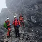 Setelah melakukan perjalanan berhari-hari, tim ekspedisi 7 Summits Indonesia in 100 Days akhirnya berhasil menapaki Puncak Cartensz. (13/1). Cartensz merupakan salah satu gunung tertinggi di dunia. (Dok. Tim Ekspedisi 7 Summits Indonesia in 100 Days)