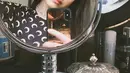 Dengan polesan makeup tipis, pengusaha dengan nama lengkap Valencia Herliani Tanoesoedibjo ini tetap menawan. Jepretan foto yang diambilnya dengan ponsel miliknya sangat estetik dengan dua kaca dihadapannya. Angle foto Valencia Tanoe yang terlihat simetris mendukung hasil akhir foto menjadi menarik. (Liputan6.com/IG/@valenciatanoe)
