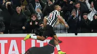 Striker Newcastle United Salomon Rondon merayakan gol ke gawang Manchester City pada laga Premier League di St James Park, Selasa (29/1/2019). (AFP/Lindsey Parnaby)
