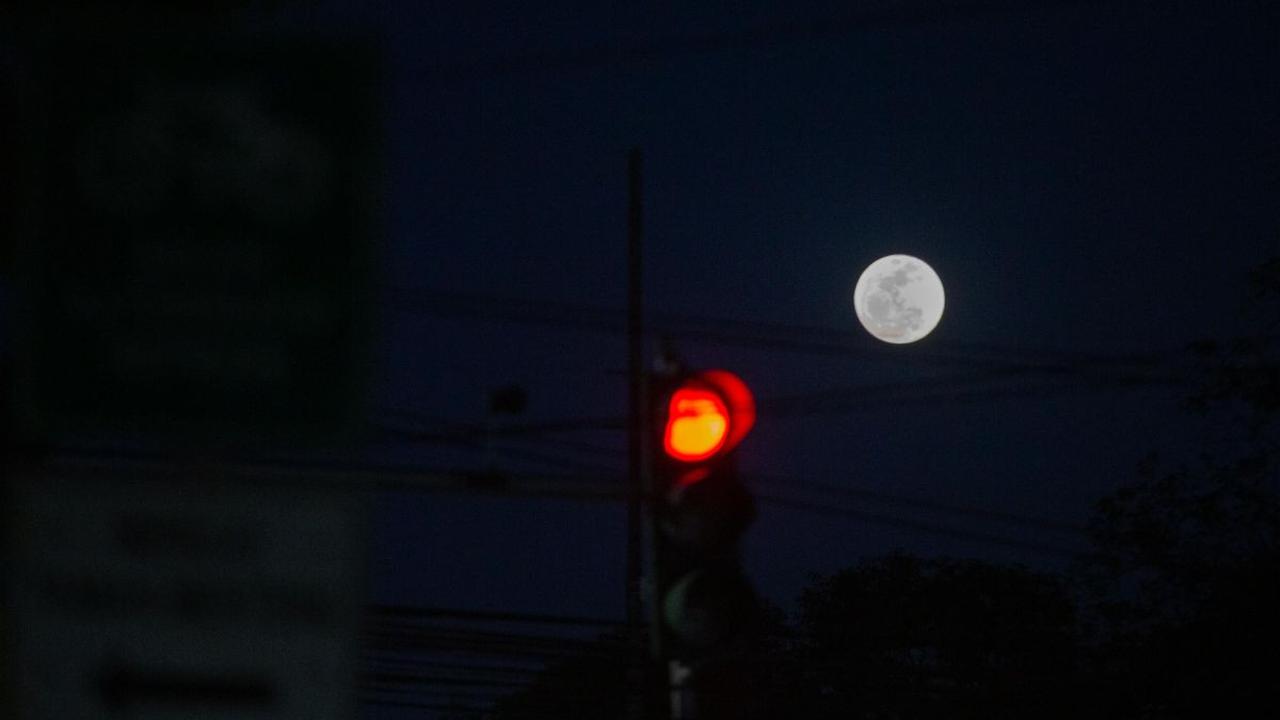 Penampakan Bulan Purnama (Supermoon) Sturgeon yang terlihat dari kawasan Jalan Protokol, Jakarta, Selasa (1/8/2023).

Fenomena Bulan Purnama Super yang kedua di tahun ini terjadi mulai tanggal 1 Agustus 2023.