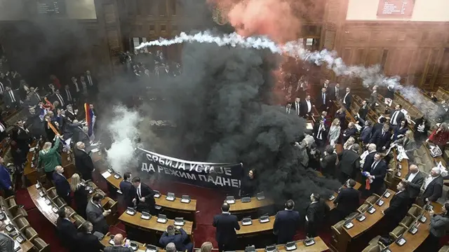 Foto yang diambil dari video yang disediakan oleh RTS Serbia menunjukkan granat asap dan suar dilepaskan di parlemen di Beograd, Serbia, Selasa (4/3/2025).