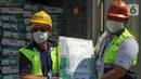 Direktur Operasional PT Berdikari (Persero) Muhammad Hasyim (kiri) dan Manager Pengembangan Bisnis Putra Wahyu (kanan) menerima pengiriman perdana 672 ton daging kerbau impor dari India di pelabuhan Tanjung Priok Jakarta, Sabtu (30/5/2020). (Liputan6.com/HO/Ady)