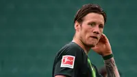 5. Wout Weghorst (14 gol) - Wout Weghorst mampu menunjukan penampilan apiknya di beberapa laga Wolfsburg. Weghorst telah mengkoleksi 14 gol di musim ini. (AFP/Swen Pfortner/pool)