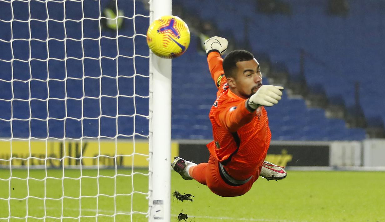Kiper Brighton and Hove Albion, Robert Sanchez menepis tendangan gelandang Tottenham Hotspur, Carlos Vinicius dalam laga lanjutan Liga Inggris 2020/21 pekan ke-21 di American Express Community Stadium, Minggu (31/1/2021). Brighton menang 1-0 atas Tottenham. (AFP/Andrew Boyers/Pool)