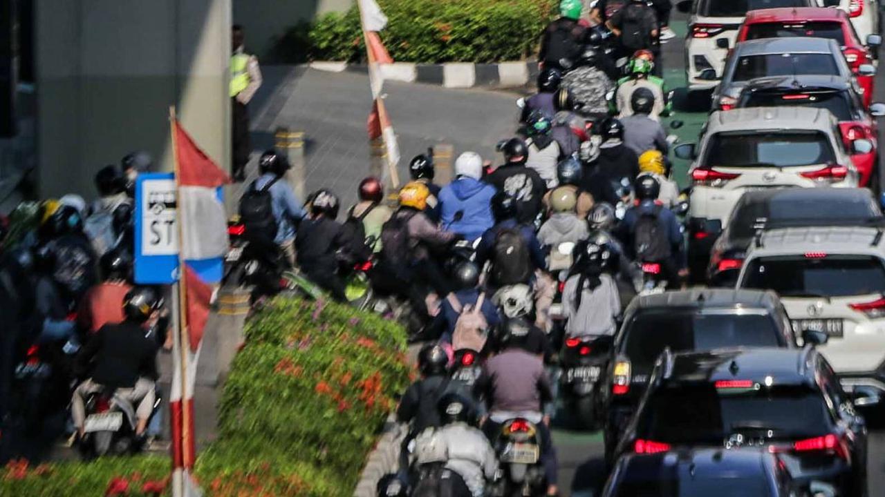 Sementara pengendara roda dua juga tidak leluasa melaju karena kepadatan lalu lintas dan rapatnya celah di antara kendaraan untuk bisa menyalip.