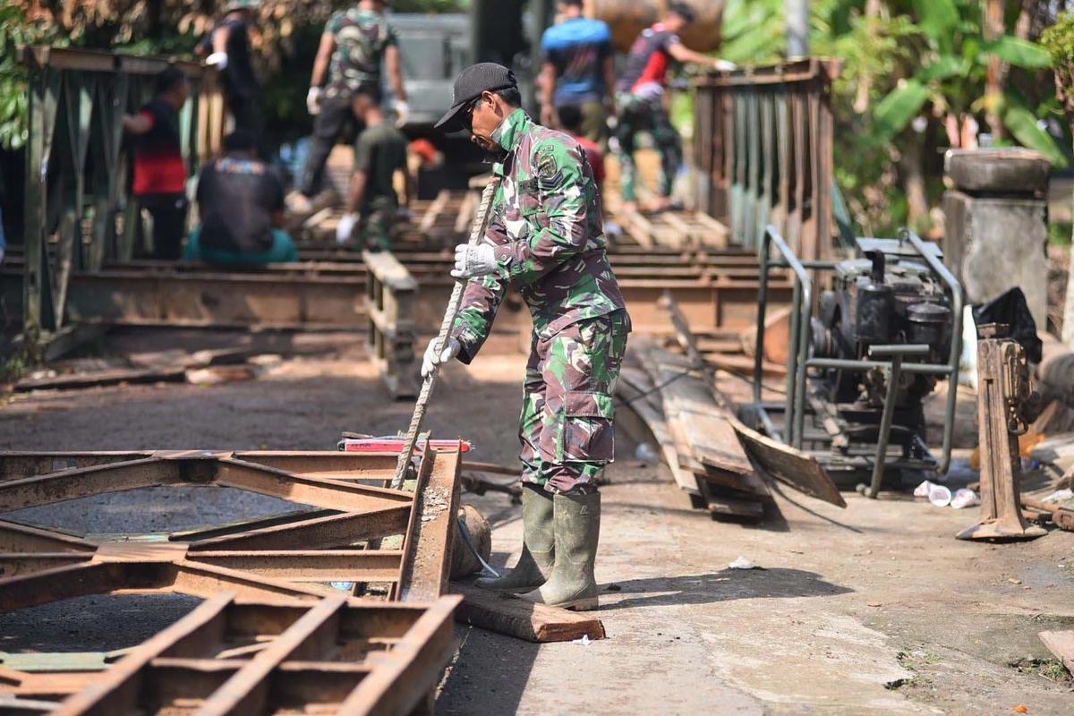FOTO: Prajurit TNI AD Bahu Membahu Pasang Jembatan Bailey di Bireuen