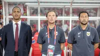 Pelatih Timnas Indonesia, Patrick Kluivert, dan dua asistennya, Alex Pastoor serta Denny Landzaat, memimpin timnya menghadapi Timnas Bahrain pada laga kedelapan putaran ketiga Grup C kualifikasi Piala Dunia 2026 di Stadion Utama Gelora Bung Karno, Jakarta, Selasa (25/3/2025) dini hari WIB. (Bola.com/Bagaskara Lazuardi)