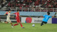 Penyerang Timnas Indonesia U-16, Muhammad Mierza Firjatullah, melepaskan tembakan di depan kiper Filipina dalam laga Piala AFF U-16 2024 di Stadion Manahan, Solo, Senin (24/6/2024).