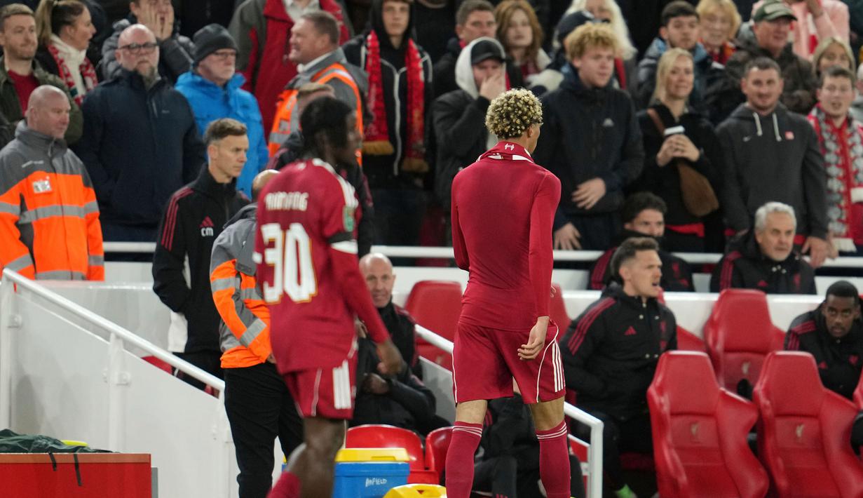 Ekitike pun dengan berat hati harus meninggalkan lapangan pertandingan. Untungnya, Skor 2-1 untuk kemenangan Liverpool bertahan hingga berakhirnya pertandingan. (AP Photo/Jon Super)