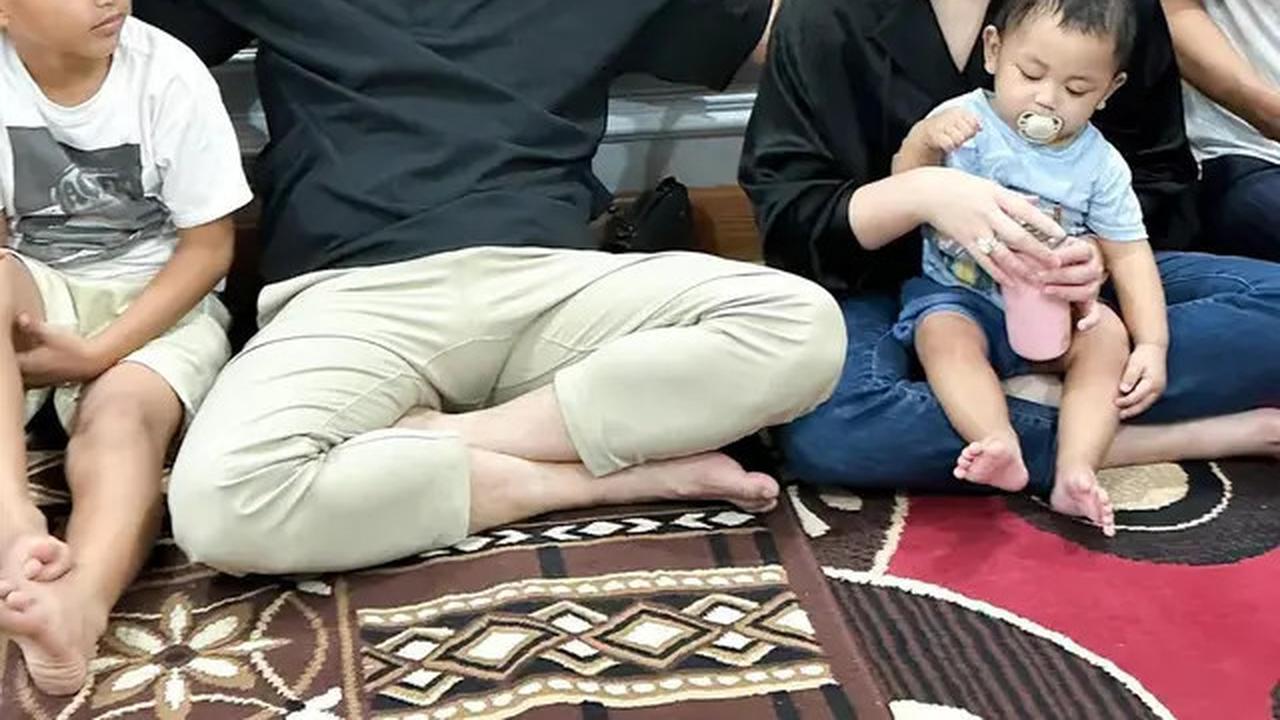 7 Potret Raffi Ahmad ke Rumah Mendiang Mpok Alpa, Kuatkan Suami dan Anak