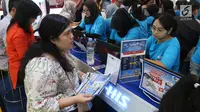 Petugas stan agen perjalanan melayani calon konsumennya pada pameran Garuda Indonesia Travel Fair (GATF) 2018 di Jakarta Convention Centre, Jumat (5/10). GATF memberikan potongan harga tiket perjalanan hingga 80%. (Liputan6.com/Angga Yuniar)