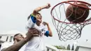 Pebasket NBA asal klub Charlotte Hornets, Marvin Williams, menggendong seorang anak penyandang disabilitas. (Bola.com/Vitalis Yogi Trisna)