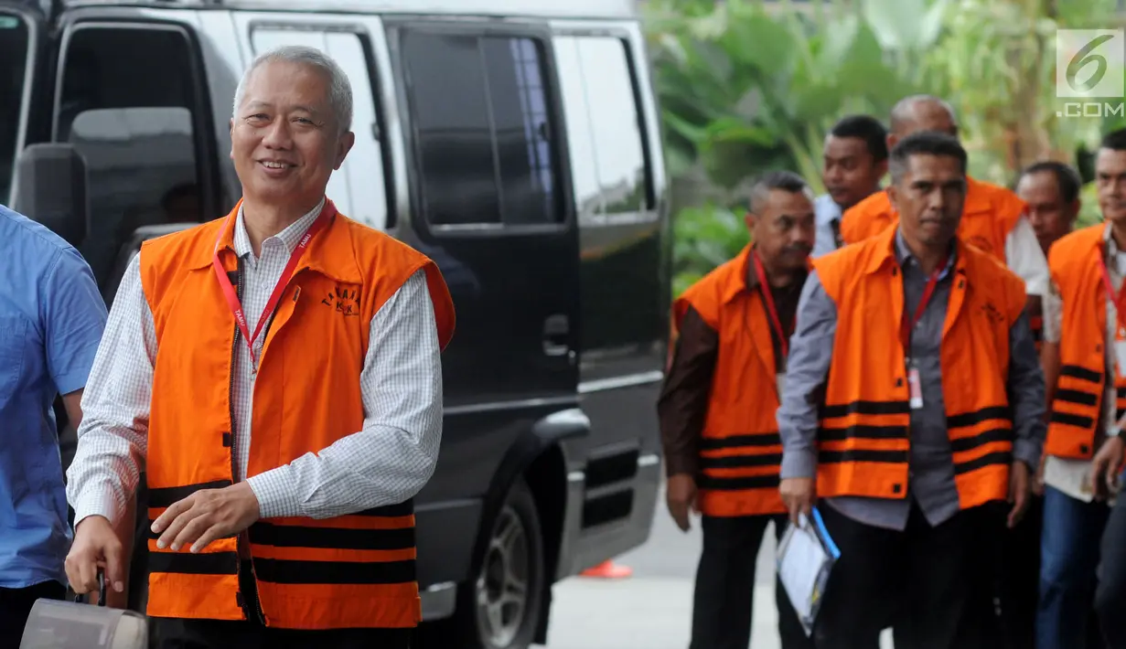 Terdakwa mantan Direktur Jenderal Perhubungan Laut (Dirjen Hubla) Kementerian Perhubungan Antonius Tonny Budiono (kiri) bersama para tersangka lainya saat tiba di gedung KPK, Jakarta, Senin (23/4). (Merdeka.com/Dwi Narwoko)