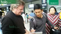 Seorang penggemar meminta tanda tangan pebalap Manor Racing asal Indonesia, Rio Haryanto, saat tiba di Bandara Melbourne, Australia, Selasa (15/3/2016). (Bola.com/Yus Mei Sawitri)