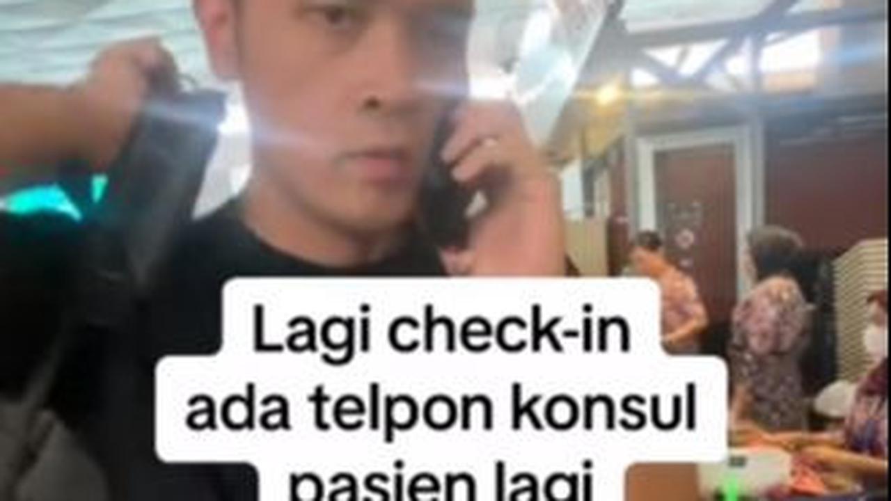 Berbagai tahapan saat hendak terbang bersama sang istri, dokter tersebut nampak sibuk dengan ponsel.
