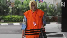 Anggota DPRD Kota Malang Wiwik Hendri Astuti tiba untuk menjalani pemeriksaan di gedung KPK, Jakarta, Selasa (17/4). Wiwik diperiksa perdana pasca penahanan untuk tersangka Wali Kota Malang nonaktif Mochamad Anton. (Merdeka.com/Dwi Narwoko)