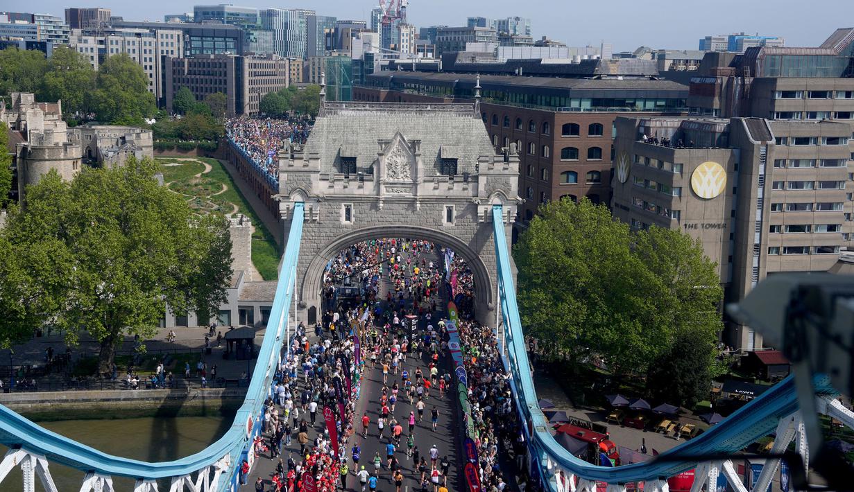 Para pelari yang berkomptisi dalam London Marathon 2026 diambil dari Jembatan London, Inggris, Minggu (26/04/2026) waktu setempat. (AP Photo/PA/Jonathan Brady)