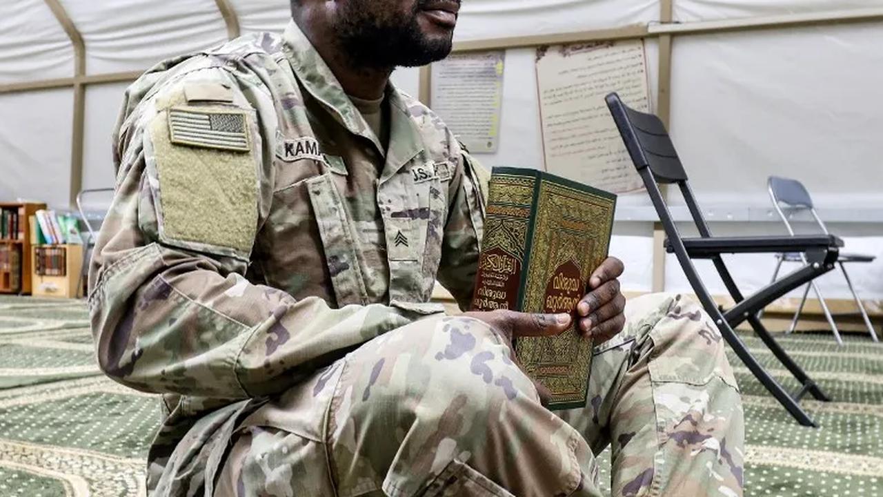 Meski menjadi minoritas, sejumlah muslim di Amerika Serikat tetap menorehkan prestasi. Termasuk menjadi seorang tentara di Negeri Paman Sam.