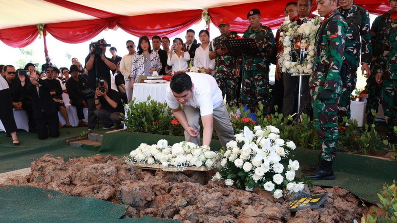 Penuh Haru, Momen Tabur Bunga Penuh Air Mata di Pemakaman Hotma Sitompul yang Digelar Secara Militer