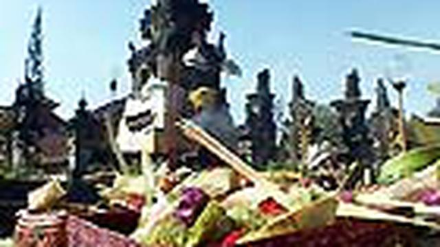 Seluruh umat Hindu Bali merayakan Hari Raya Galungan. Mereka berbondong-bondong mendatangi pura untuk melaksanakan persembahyangan.