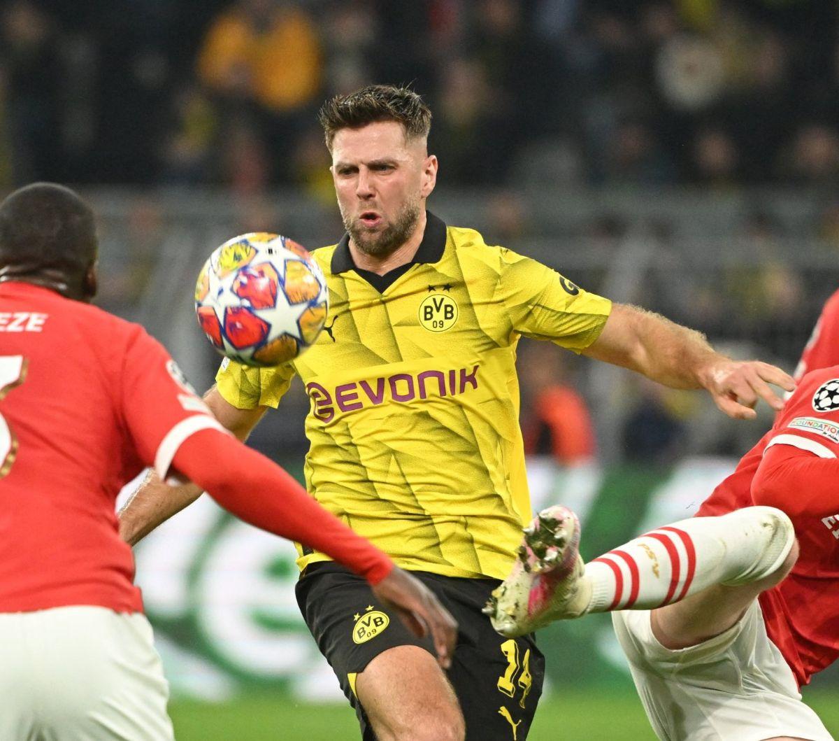 Borussia Dortmund berhasil menang meyakinkan atas PSV Eindhoven dengan skor 2-0 dalam laga leg kedua babak 16 besar Liga Champions 2023/2024 di Signal Iduna Park, Kamis (14/3/2024) dini hari WIB. Kemenangan ini membuat Dortmund berhak melaju ke babak pere