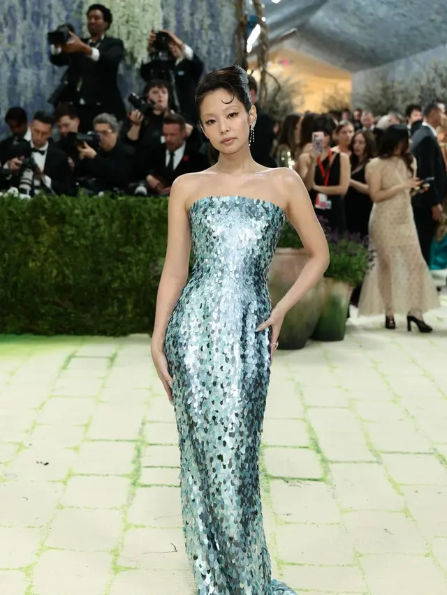 Jennie di Met Gala 2026 pakai dress silver. Photo by DIMITRIOS KAMBOURIS / GETTY IMAGES NORTH AMERICA / GETTY IMAGES VIA AFP