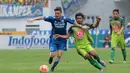 Robertino Pugliara berusaha melewati pemain Bhayangkara United, Ilham Udin Armain pada lanjutan Torabika SC 2016 di Stadion Wibawa Mukti, Cikarang, Rabu (12/10/2016). (Bola.com/Nicklas Hanoatubun)