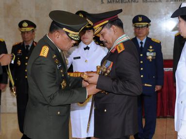 Panglima TNI Jenderal TNI Gatot Nurmantyo menyematkan Bintang Yudha Dharma kepada Kapolri Jenderal Pol Badrodin Haiti di Jakarta, Jumat (1/7). Kapolri Jenderal Pol Badrodin Haiti juga mendapat Bintang Utama Angkatan. (Liputan6.com/Helmi Fithriansyah)