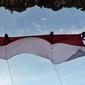 Sekelompok mahasiswa mengibarkan bendera Merah Putih berukuran besar menjelang perayaan Hari Ulang Tahun ke-77 Republik Indonesia di Pantai Lhoknga, Aceh, 16 Agustus 2022. Pengibaran bendera Merah Putih berukuran besar yang dilakukan pada sebuah tebing ini untuk memeriahkan Hari Ulang Tahun ke-77 Republik Indonesia. (CHAIDEER MAHYUDDIN/AFP)