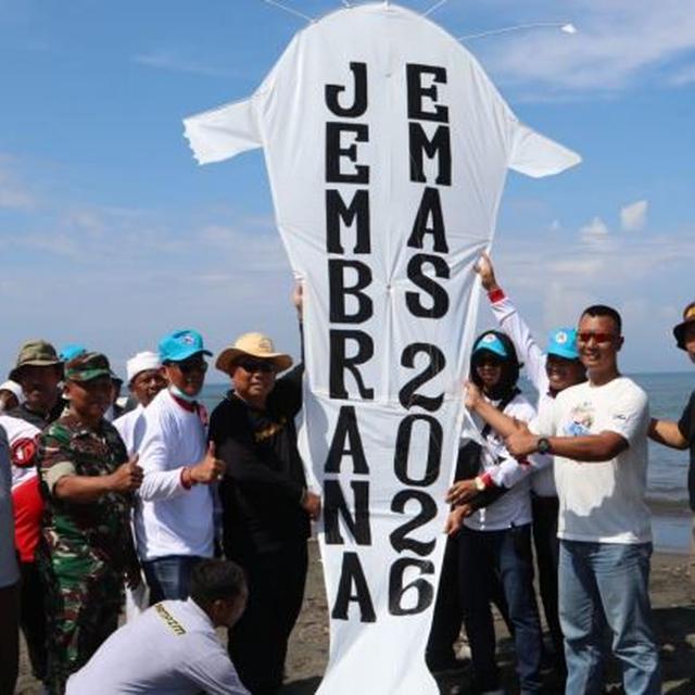 Bupati Jembrana I Nengah Tamba pada acara Festival Layang-layang di Sirkuit All in One Jembrana