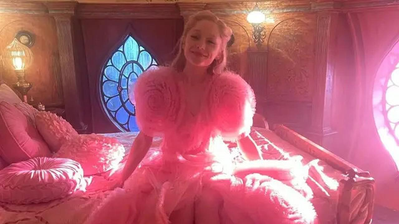 Pesona Ariana Grande dalam Balutan Dress Pink di Film Wicked