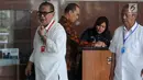 Mantan Wakil Gubernur Jawa Barat, Deddy Mizwar (kiri) memenuhi panggilan penyidik KPK untuk pemeriksaan di Jakarta, Rabu (12/12). Deddy diperiksa dalam penyidikan kasus dugaan suap pengurusan izin proyek pembangunan Meikarta. (Merdeka.com/Dwi Narwoko)
