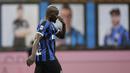 Striker Inter Milan, Romelu Lukaku, tampak kecewa usai gagal mengalahkan Fiorentina pada laga Serie A di Stadion di Giuseppe Meazza, Rabu (22/7/2020). Kedua tim bermain imbang 0-0. (AP Photo/Luca Bruno)
