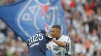 Kylian Mbappe memutuskan untuk menambah durasi kerjanya bersama PSG hingga 30 Juni 2025. Keputusan Mbappe tersebut membuat Real Madrid yang sudah sejak lama menginginkan jasanya harus gigit jari.&nbsp;(AP Photo/Michel Spingler)
