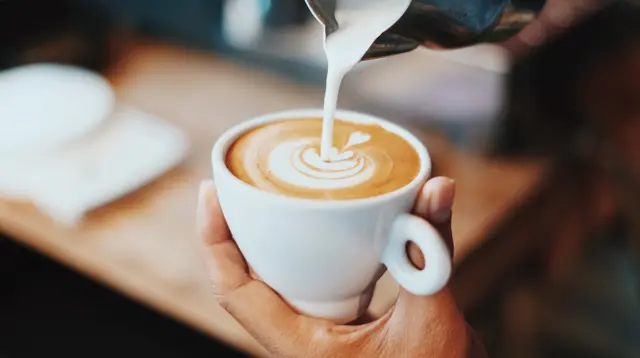 Orang pekerja minum kopi untuk menjaga konsentrasi dan fokus. (unsplash.com/@fahmipaping)