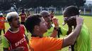 Pelatih Persipura, Osvaldo Lessa, memasang penutup ke mata Lancine Kone saat bermain game mencetak gol ke gawang sambil mata ditutup. (bola.com/Arief Bagus)