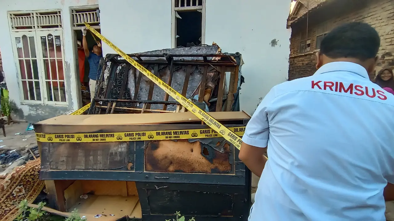 Suami istri terbakar di dalam kamarnya. Warga menemukan botol berisi bensin. (Foto: Liputan6.com/Yandhi Deslatama)
