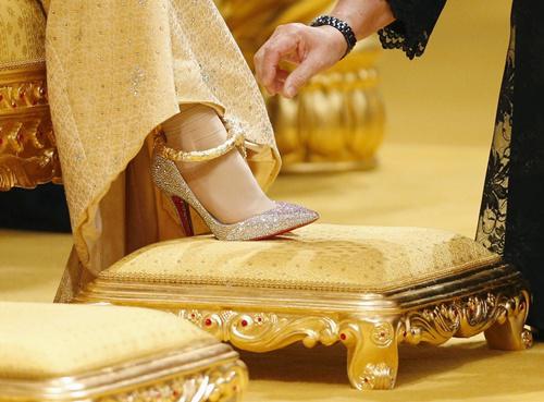 Sepatu Dayangku Raabi Atul Adawiyyah dikatakan bernilai 40 juta rupiah lebih | Photo: Copyright mirror.co.uk