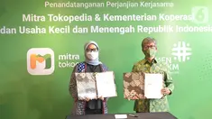 (ki-ka) Direktur Kebijakan Publik dan Hubungan Pemerintah Tokopedia Astri Wahyuni dan Deputi Bidang Usaha Mikro Kemenkop dan UKM Eddy Satriya menunjukkan perjanjian kerja sama pembinaan dan pemberdayaan pelaku usaha mikro dalam program Digitalisasi Warung di Jakarta (3/11/2021) (Liputan6.com/HO/ID)