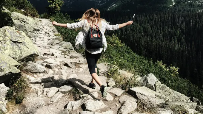 5 Tips Hiking untuk Cewek Pemula yang Wajib Kamu Tahu Sebelum Mendaki