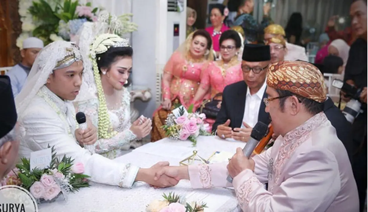 ‎"Saya pilih Sheza karena agamanya bagus banget. Dari pertama kenal sampai sekarang selalu ingatkan salat Subuh. Itu yang bikin aku yakin sama Sheza," ungkap Surya. (Instagram/shezaidris)