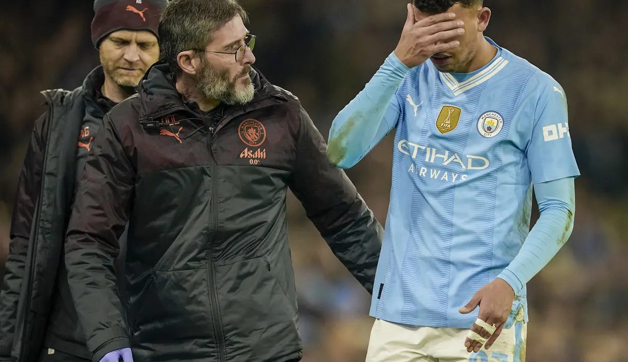 Ekspresi kesakitan pemain Manchester City, Matheus Nunes saat meninggalkan lapangan pertandingan setelah mengalami dislokasi pada jari tengah tangan kirinya ketika laga leg kedua 16 besar Liga Champions 2023/2024 melawan FC Copenhagen di Etihad Stadium, Manchester, Inggris, Kamis (07/03/2024) WIB. (AP Photo/PA/Martin Rickett)