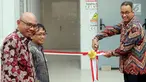 Gubernur DKI Jakarta, Anies Baswedan memotong pita pada acara peresmian Gardu Distribusi Listrik (Receiving Substation/RSS) bawah tanah MRT Jakarta di Taman Sambas, Jakarta, Jumat (13/7). (Liputan6.com/Johan Tallo)