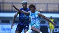 Dua pemain Persib Bandung, Ciro Alves dan Rezaldi Hehanussa, beraksi dalam sesi latihan tim di Stadion Persib, Jumat (2/2/2024). (Bola.com/Erwin Snaz)
