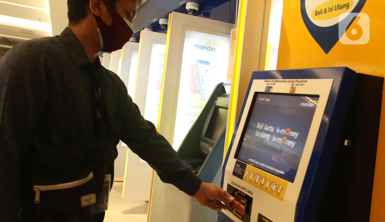 Konsumen bertransaksi dengan uang elektronik di Jakarta, Rabu (2/12/2020). Saat ini frekuensi transaksi mandiri e-money telah menembus 650 juta transaksi dengan nilai yang mencapai Rp10 triliun pada Januari-September 2020 lalu. (Liputan6.com/Angga Yuniar)